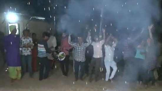 सुनीता विलियम्स 9 महीने बाद अंतरिक्ष से लौटीं, गुजरात के झूलासण गांव में जश्न का माहौल सुनीता विलियम्स 9 महीने बाद अंतरिक्ष से लौटीं, गुजरात के झूलासण गांव में जश्न का माहौल